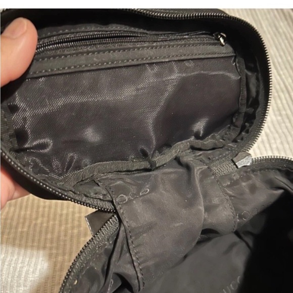 Gucci Black Toiletry Bag with Structured Design - Picture 7 of 7